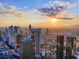 Frankfurt a. Main: Blick vom Main Tower auf die Wolkenkratzer (Juli 2021)