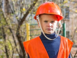 Junge mit Bauhelm