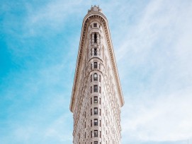 Flatiron Building, von der Strasse aus gesehen.