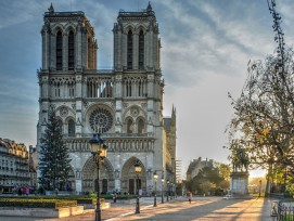 Notre-Dame von Paris im Morgenlicht.