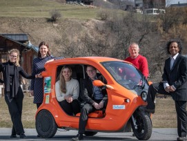 Die Projektgruppe mit einem der E-Tuktuks