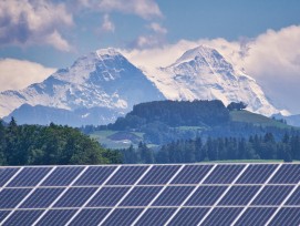 Solaranlage vor Bergkette