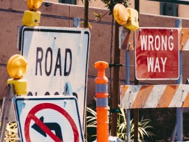 Schilder bei einer Strassenbaustelle in Los Angeles.