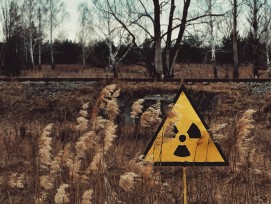 Warntafel mit Radioaktivitätszeichen in der Nähe von Tschernobyl. (Symbolbild)