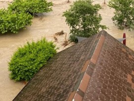 Hochwasser der Emme beim Hotel Kemmeriboden Bad