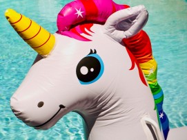 Aufblasbares Einhorn im Pool (Symbolbild)