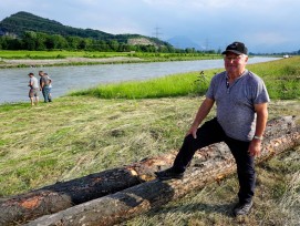 Eugen Baumgartner beim Rheinholzen im Rheintal