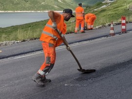 Teststrecke mit rezykliertem Asphalt auf dem Lukmanier.