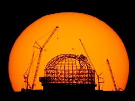 Baustelle des des Extremely Large Telescope  (ELT) in der Atacama-Wüste bei Sonnenaufgang