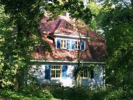 Einfamilienhaus hinter Bäumen (Symbolbild)