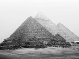 Pyramiden von Gizeh im Dunst.