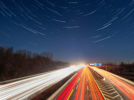 Autobahn bei Nacht (Symbolbild)