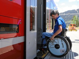 Rhätische Bahn Reisender mit Rollstuhl