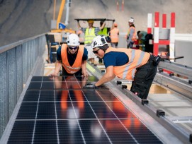 Installation alpine Solaranlage auf  Muttsee-Staumauer