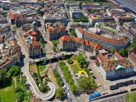 Blick auf die Uraniastrasse und Bäume in der Stadt Zürich