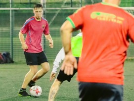 Fussballspieler bei Nacht