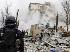 Zerstörtes Wohngebäude in Charkiw