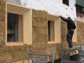 Sanierung Aussenfassade mit Stroh in Susch