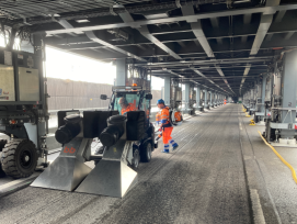 Arbeiten mit Trocknungsgerät unter der Astra Bridge