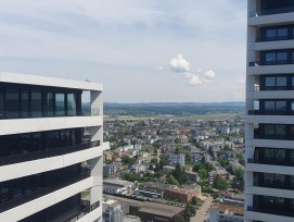 Blick zwischen zwei Türmen der Three-Point-Überbauung in Dübendorf hindurch auf die Umgebung.