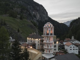 Der Weisse Turm in der Abenddämmerung.