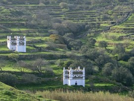Zwei Taubentürme auf Tinos.