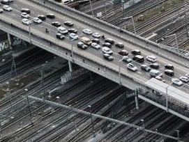 Blick auf die Hardbrücke, die sich über das Gleisfeld hinter dem Hauptbahnhof Zürich spannt.)