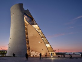 Sun Tower bei Nacht