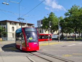 Tram blockiert Kreuzung auf Guisanplatz in Bern