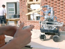 Mauerer errichten mit Unterstützung eines Roboters eine Mauer.