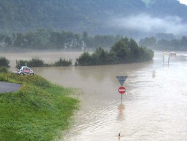 Überflutete Autobahnausfahrt der A8 bei Brienz, am 27. August 2005