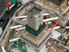 Kirchenturm auf Baustelle 50 Fenchurch Street in London