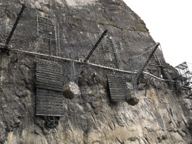 Testanlage für neuartigen Belastungstest für Steinschlag-Barriere in Walenstadt