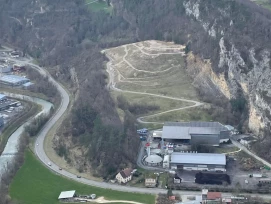 Blick auf die ehemalige Kehrichtdeponie «Hinterm Chestel» in Liesberg