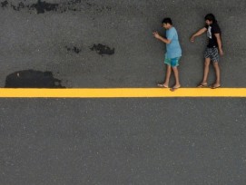 Menschen auf Asphalt. (Symbolbild)