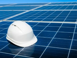 Solarnpanel mit weissem Bauhelm