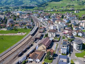 Blick auf den Bahnhof Schwyz