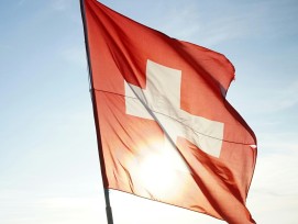 Schweizer Fahne im Gegenlicht (Schmuckbild)
