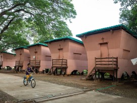 Reihe mit Bambushäusern