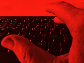 Hand auf Tastatur (Illustration)