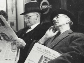 Fahrgäste in der Londoner U-Bahn um 1937