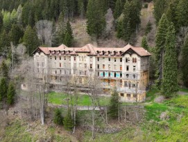 Drohnenaufnahme des Sanatorio del Gottardo bei Quinto
