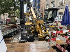 Spülbohrung für Hochspannungsleitung unter dem Seegrund in Zürich: Bohrgerät mit Bohrgestängerohren