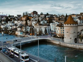 Ein Bus fährt durch Luzern am Reussufer entlang