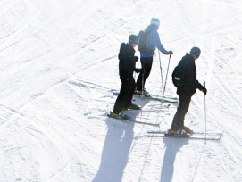 Skifahrer aus der Drohnenperspektive