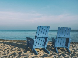 Strandstühle am Meer