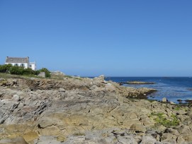 Blick von der Insel Sein in der Bretagne aufs Meer.