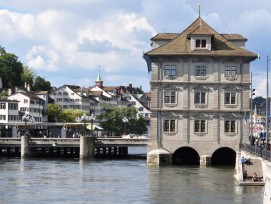 Gmüesbrugg_-_Schipfe_-_Rathaus_Zürich_-_Münsterbrücke_2010-08-31_16-40-24