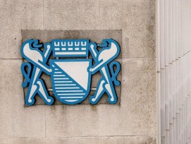 Werdhochhaus in Zürich und Blick auf Stadt