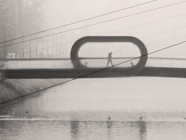 "Festina Lente"-Brücke über die Milijacka in der Nähe der Altstadt in Sarajevo im Smog